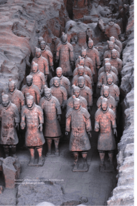 Guerriers et chevaux en terre cuite du tombeau de l`empereur