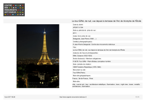 La tour Eiffel, de nuit, vue depuis la terrasse de l`Arc de triomphe de l